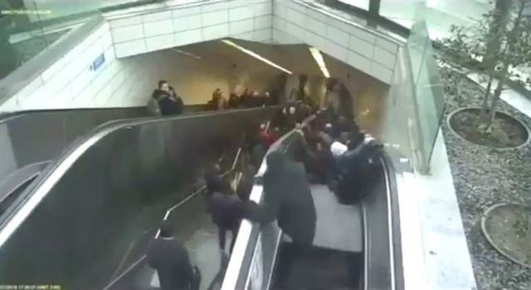 Maslakta metrodaki yürüyen merdivenin çökme anı kamerada