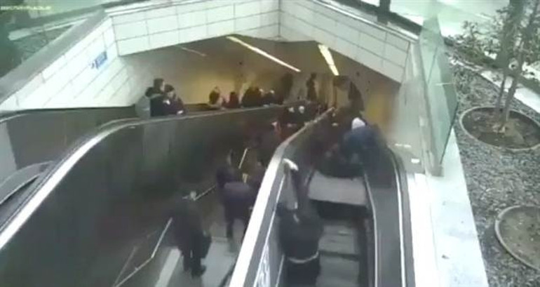 Maslakta metrodaki yürüyen merdivenin çökme anı kamerada