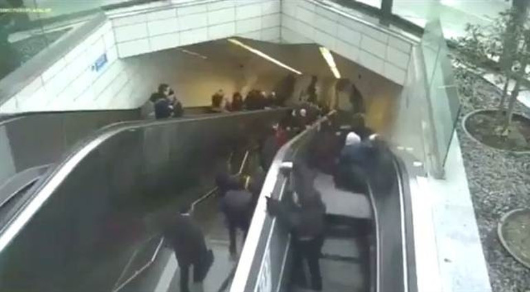 Maslakta metrodaki yürüyen merdivenin çökme anı kamerada