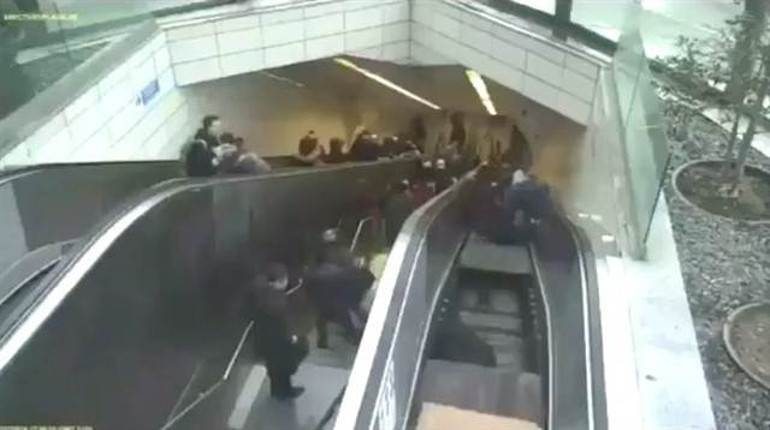 Maslakta metrodaki yürüyen merdivenin çökme anı kamerada
