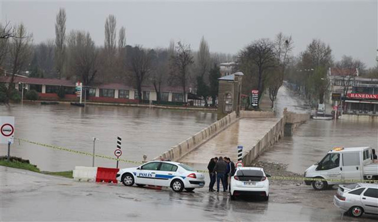 Edirne’de nehirlerde kırmızı taşkın alarmı.... Su daha da yükselecek ancak...