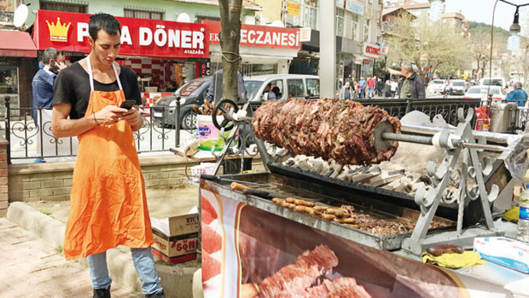 Tozun, gazın içinde cağ kebap... Sıfır hijyen parkı