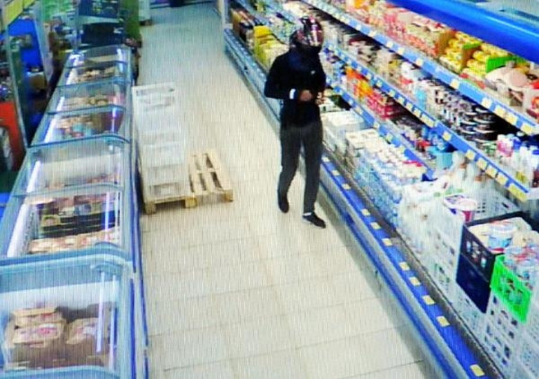 Gaspçıyı, kuru kafa çıkartmalı kaskı ele verdi