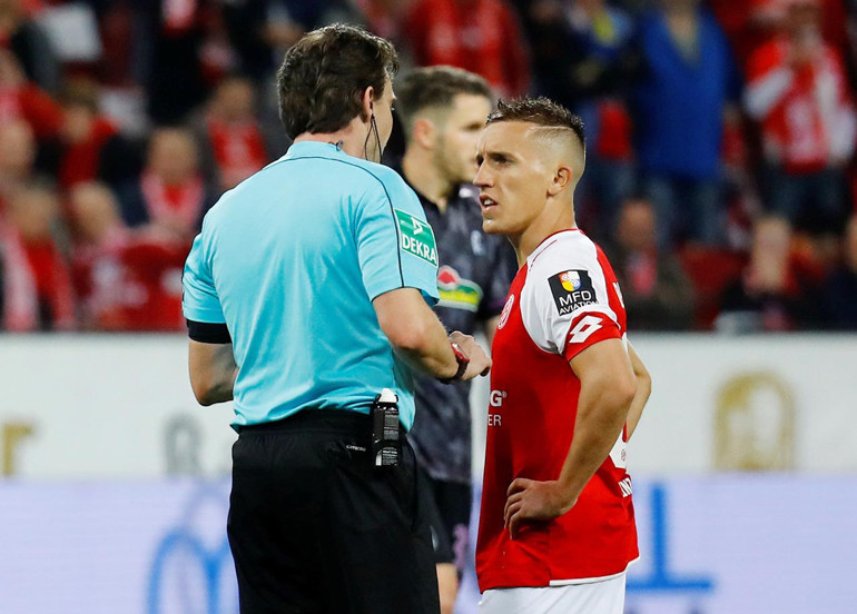 Soyunma odasına giden futbolcuları çağırdı