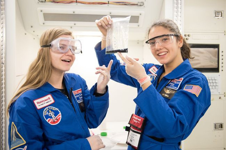 Amerikadaki uzay kampına katılan tek Türk liseli Selinin hedefi NASA