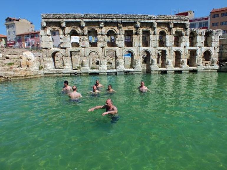 Vali tanıtım için havuzda yüzdü