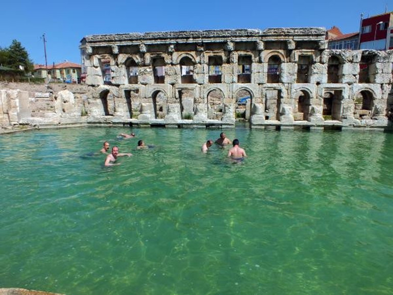 Vali tanıtım için havuzda yüzdü