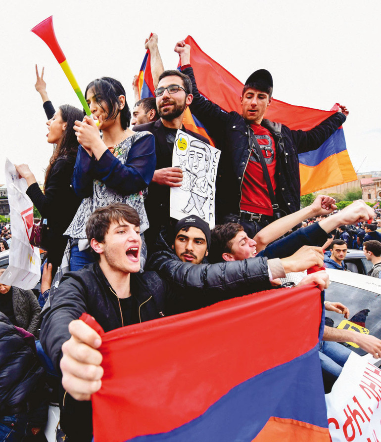 Ermenistan muhalefeti sokaklarda... Sarkisyan kendini Karabağ ile savundu