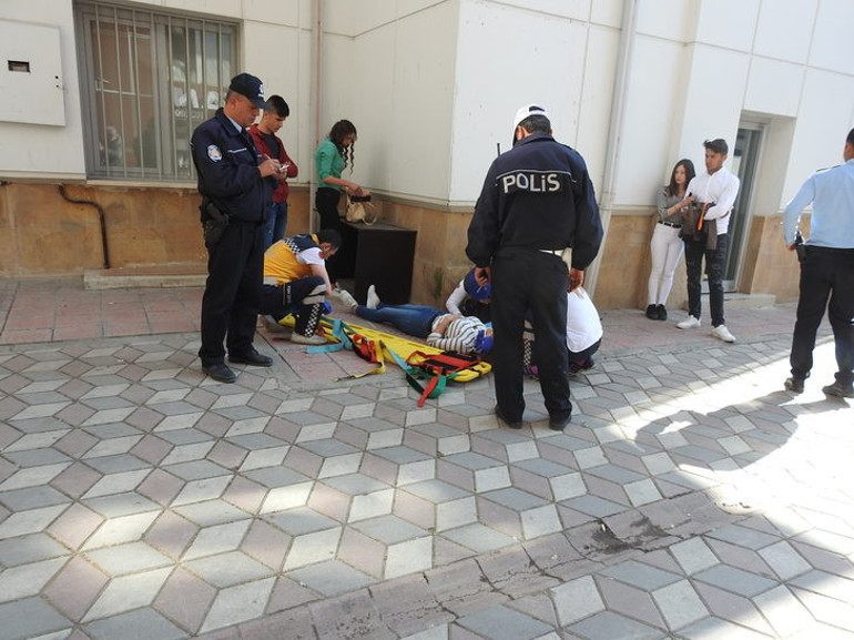 Sokak ortasında kız çocuğunu darp edip, kaçtı