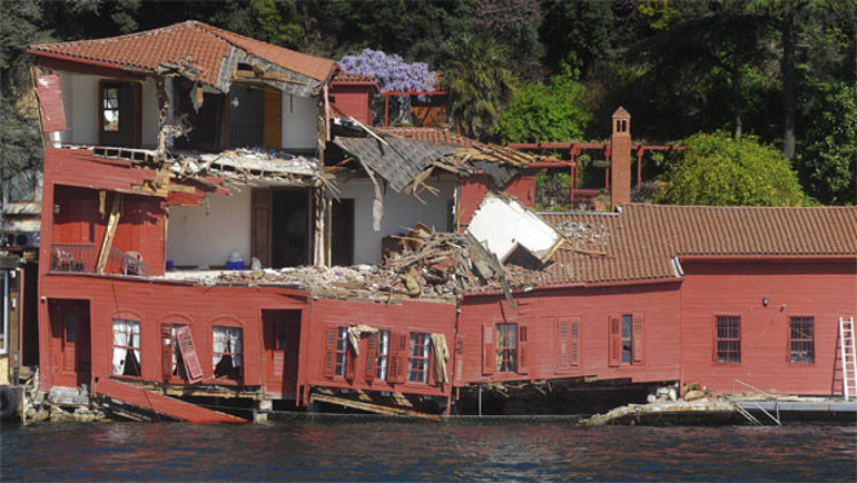 Geminin çarptığı tarihi yalının son hali... Tüm eşyalar tahliye edildi