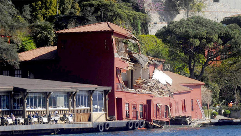 Geminin çarptığı tarihi yalının son hali... Tüm eşyalar tahliye edildi