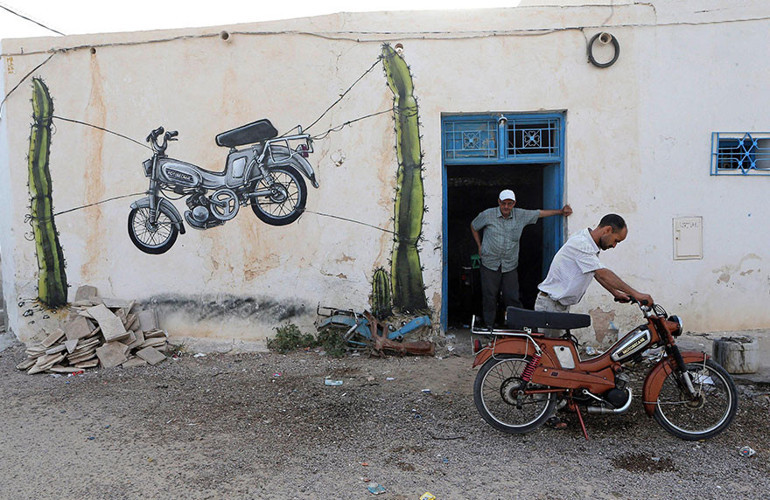 30 ülkeden 150 sokak sanatçısı ile değişen tarihi Tunus kasabası