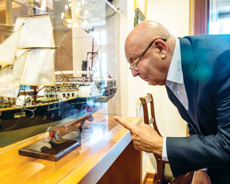 ‘Arkas’ında İzmir var