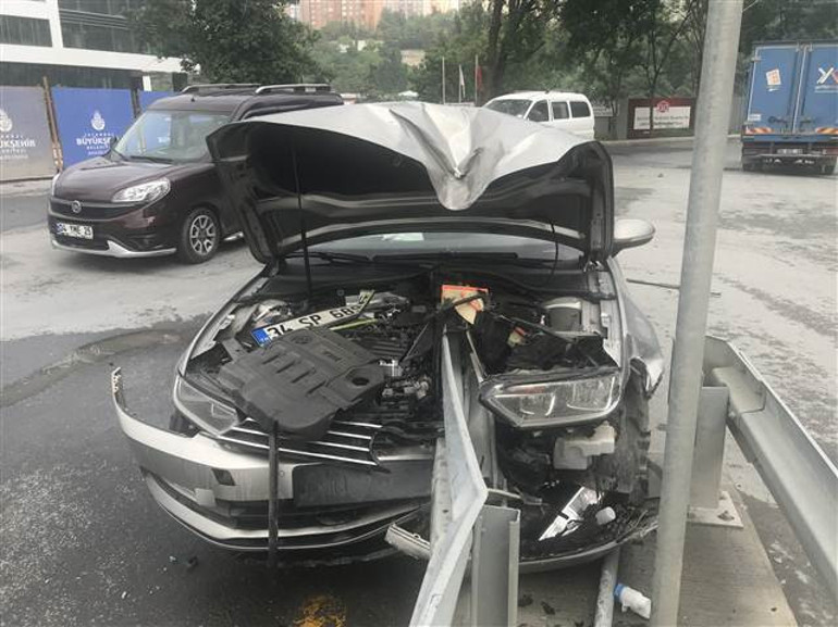 Sarıyerde korkunç kaza... Motosikletlinin sıkıştırdığı otomobil bariyerlere ok gibi saplandı