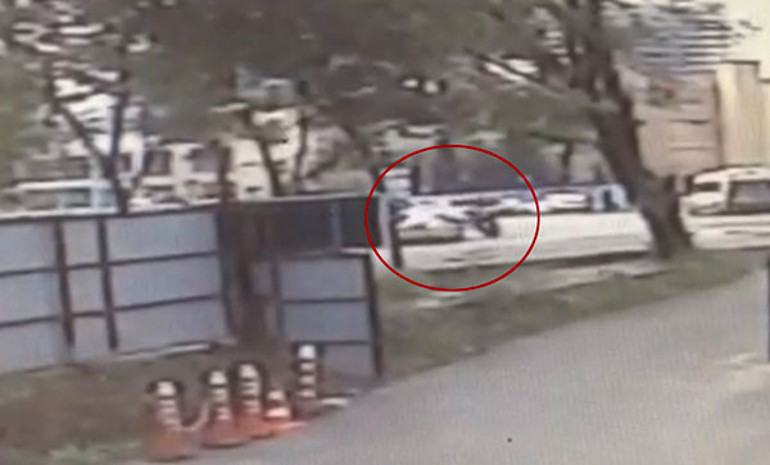 Sarıyerde korkunç kaza... Motosikletlinin sıkıştırdığı otomobil bariyerlere ok gibi saplandı