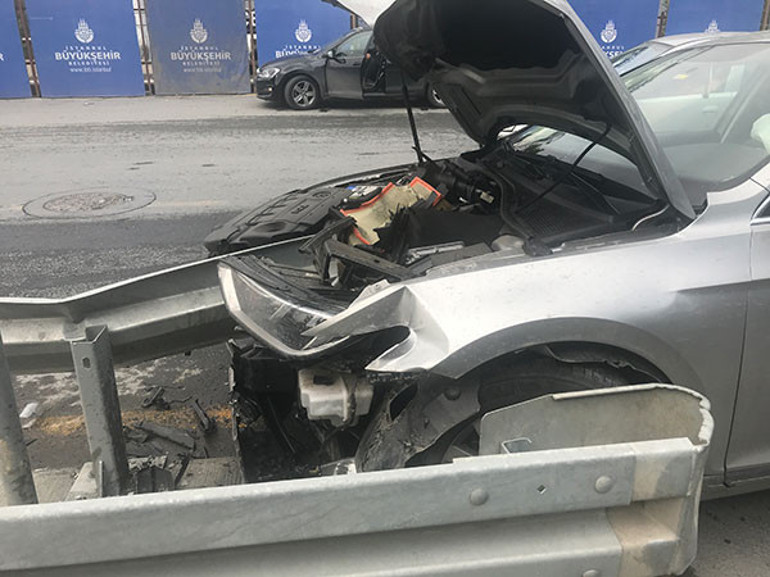 Sarıyerde korkunç kaza... Motosikletlinin sıkıştırdığı otomobil bariyerlere ok gibi saplandı