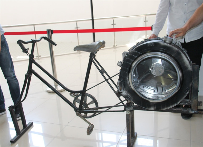 Üniversitelilerden çamaşır yıkayan bisiklet