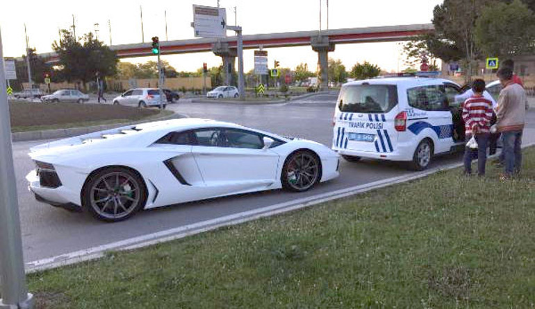 Lüks otomobili, polise şikayet ettiler
