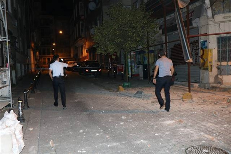 Kadıköyde panik: Dizi ve filmlerin çekildiği sokaktaki tarihi bina sabaha karşı çöktü