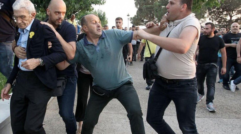 Türkler kardeşim diyen başkana saldırdılar