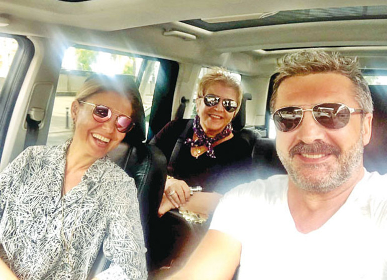 Annesiyle tanıştırdı