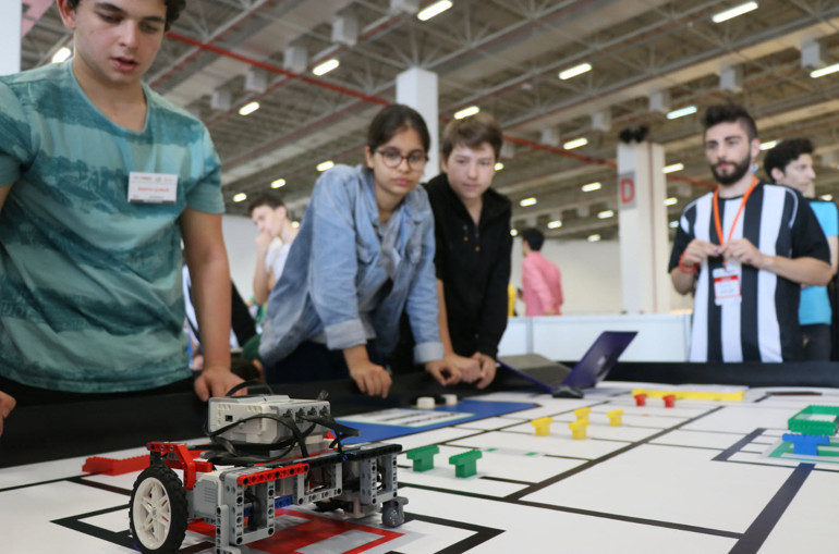 Gençler açlık sorununa karşı robot tasarladı