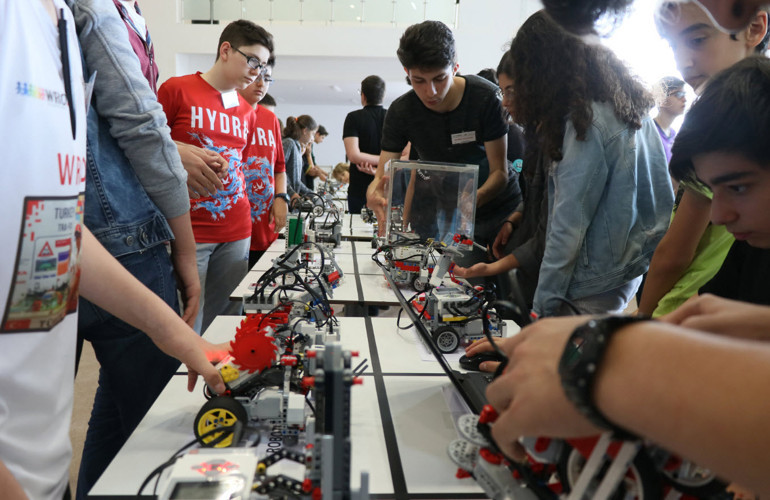 Gençler açlık sorununa karşı robot tasarladı