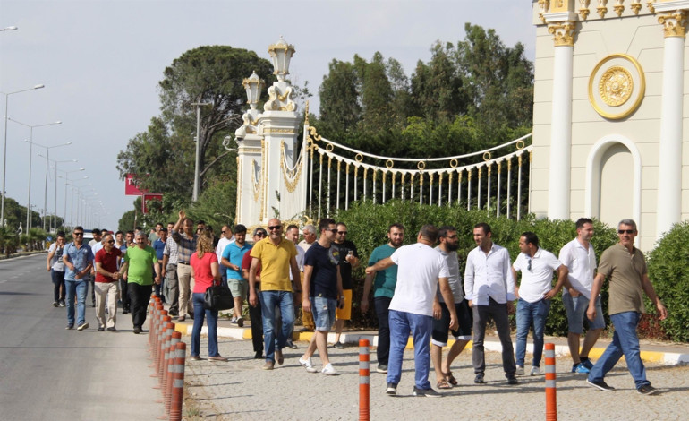 İflas eden dev otelin önünde eylem