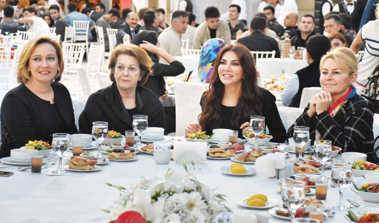 Şehit ve gazi yakınlarıyla minnet dolu kucaklaşma