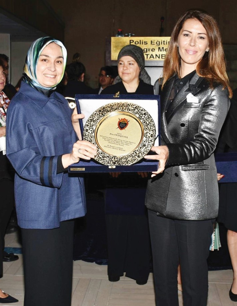 Şehit ve gazi yakınlarıyla minnet dolu kucaklaşma