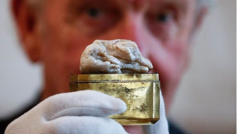 Uyuyan Aslan isimli garip şekilli inci, 320 bin sterline alıcı buldu