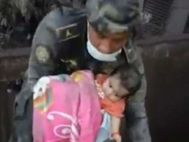 Guatemalada mucize gerçekleşti... Bebek böyle kurtarıldı