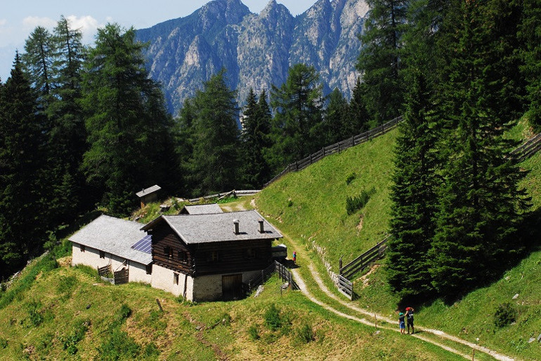 Dolomiti Dağları’nda, uzun ince bir yolda..