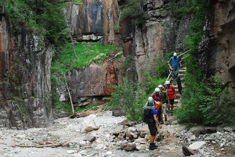 Dolomiti Dağları’nda, uzun ince bir yolda..