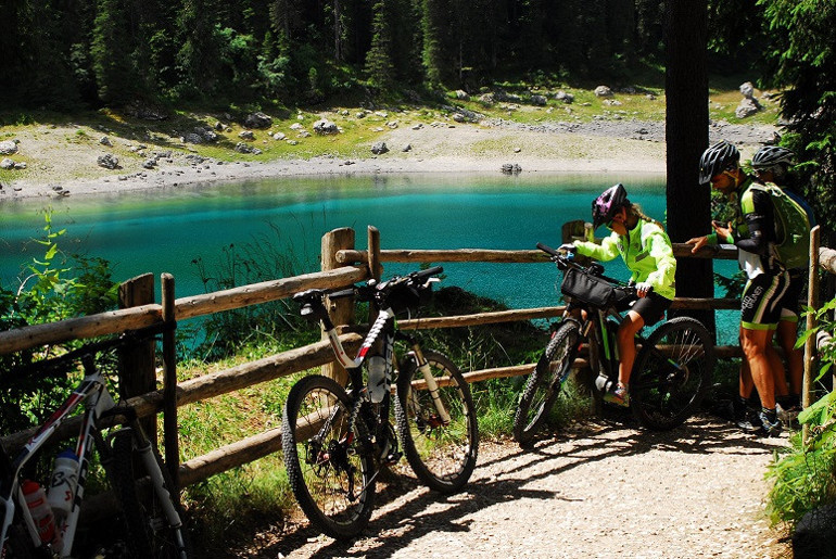 Dolomiti Dağları’nda, uzun ince bir yolda..