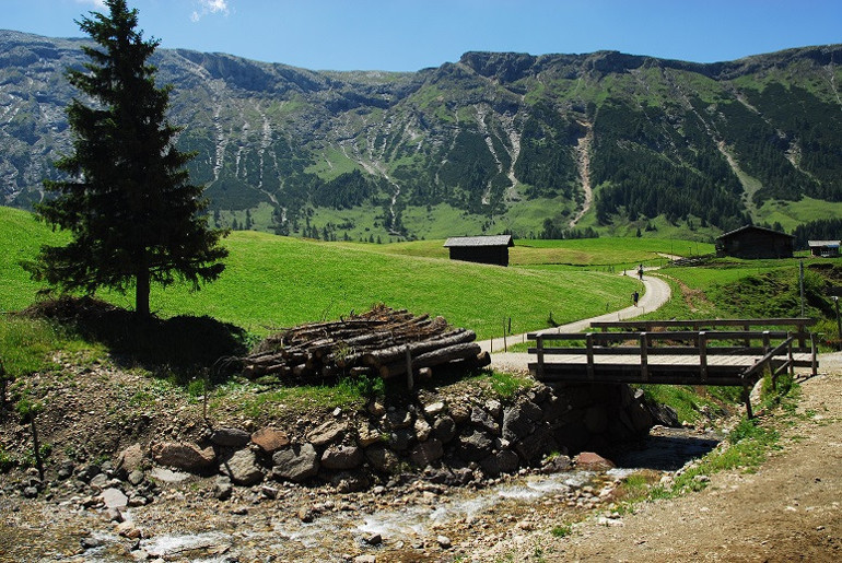 Dolomiti Dağları’nda, uzun ince bir yolda..