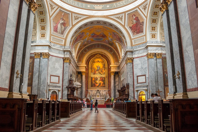 Estergon’da Tuna dertli akıyor