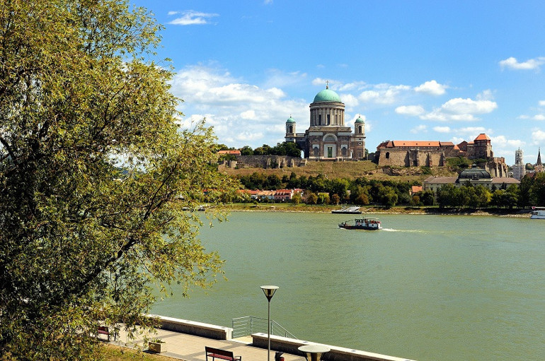 Estergon’da Tuna dertli akıyor