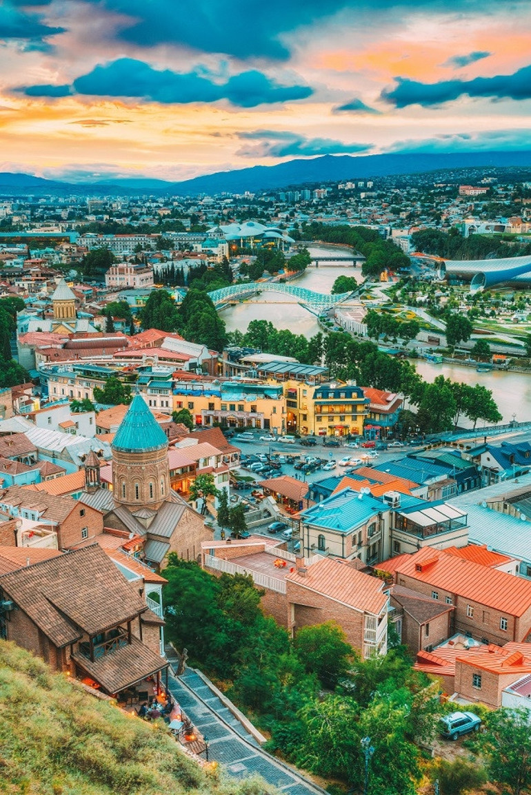 36 saatte Tiflis