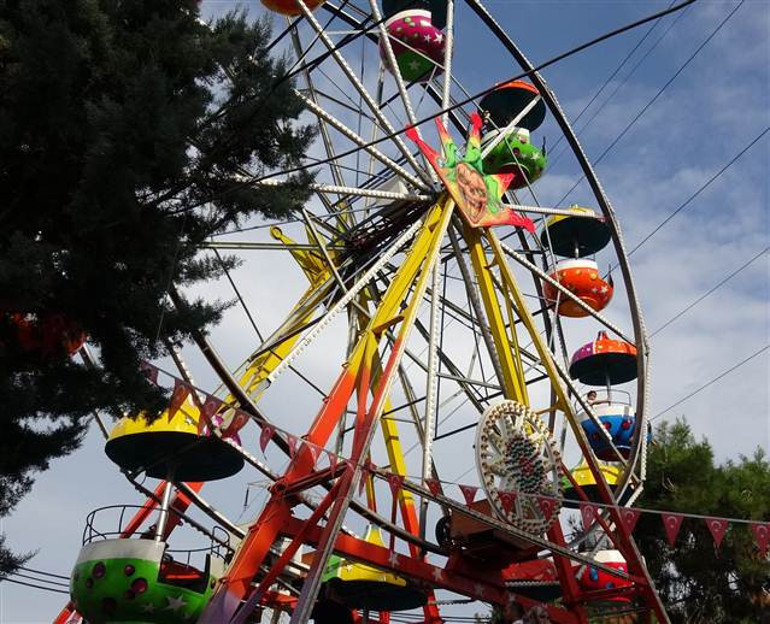 Conolar lunaparkta dehşet saçtı Yaralılar var...