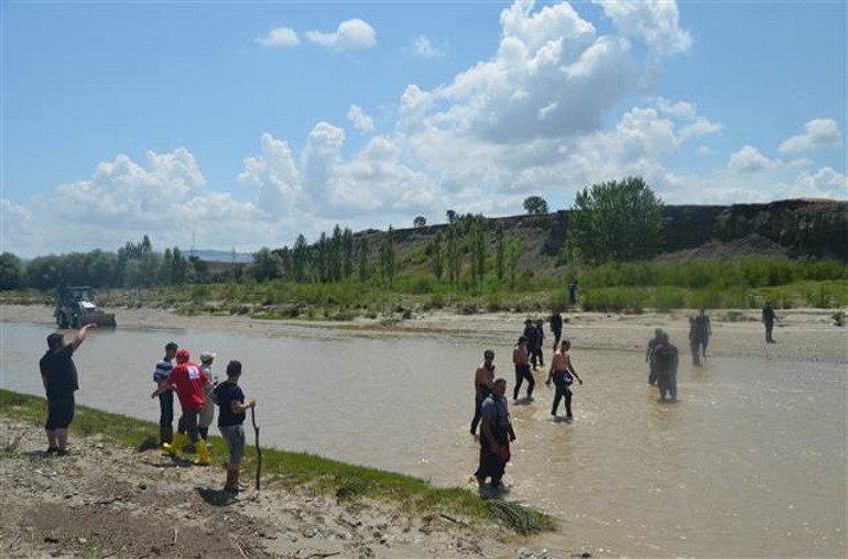 Anne ve abisinin gözleri önünde sele kapılan Rüzgardan acı haber geldi