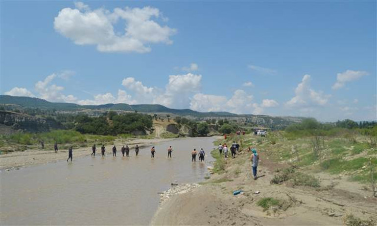 Anne ve abisinin gözleri önünde sele kapılan Rüzgardan acı haber geldi