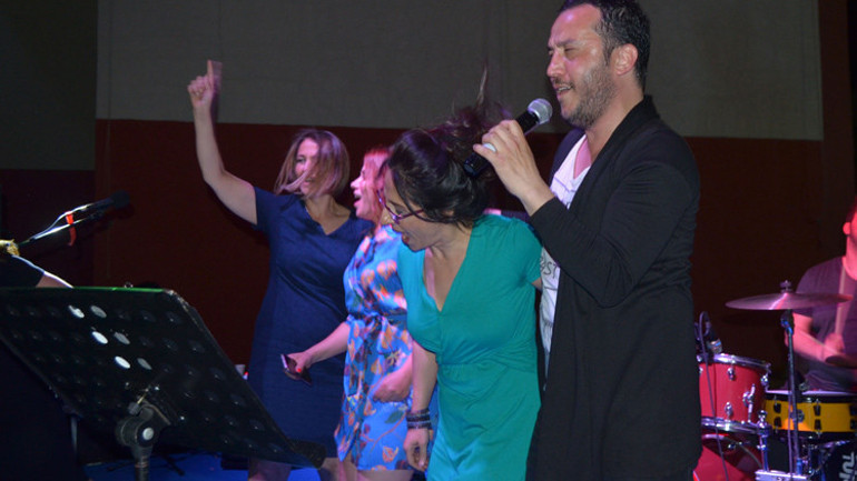 Üniversite adaylarına öğretmenden konser