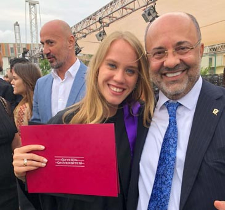 Özyeğin Üniversitesinde mezuniyet heyecanı