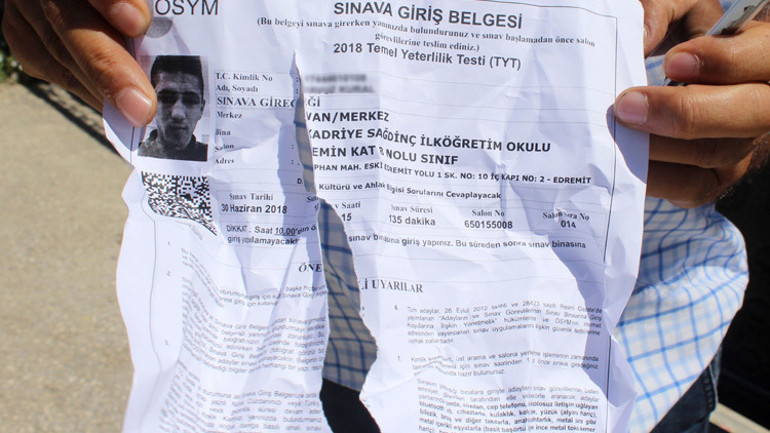 Türkiye’den YKS manzaraları... 80 yaşında sınava girdi