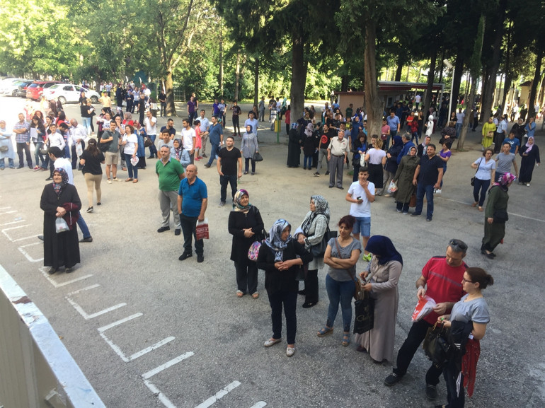 Türkiye’den YKS manzaraları... 80 yaşında sınava girdi