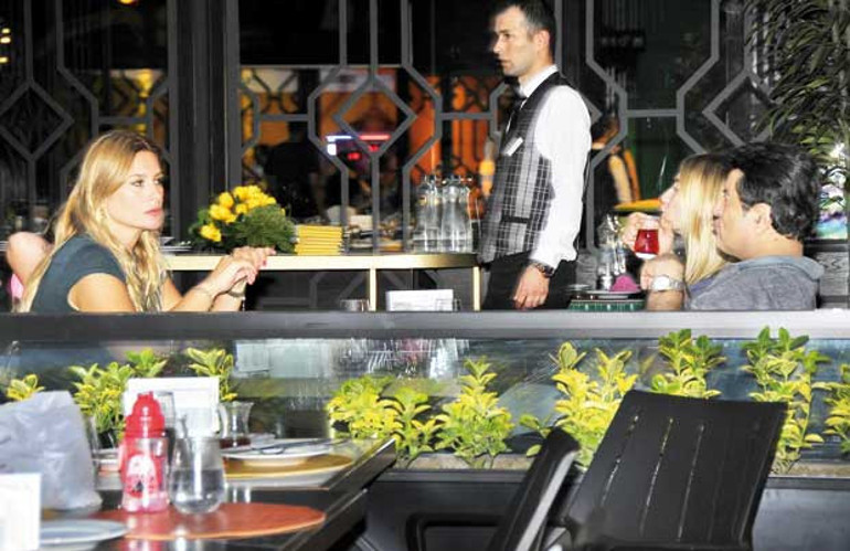 Eski eşler yemekte buluştu