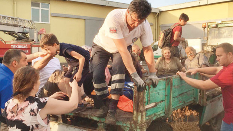 Sarılar destanı: Köy halkı 25 traktörüyle koşup onlarca insanı kurtardı