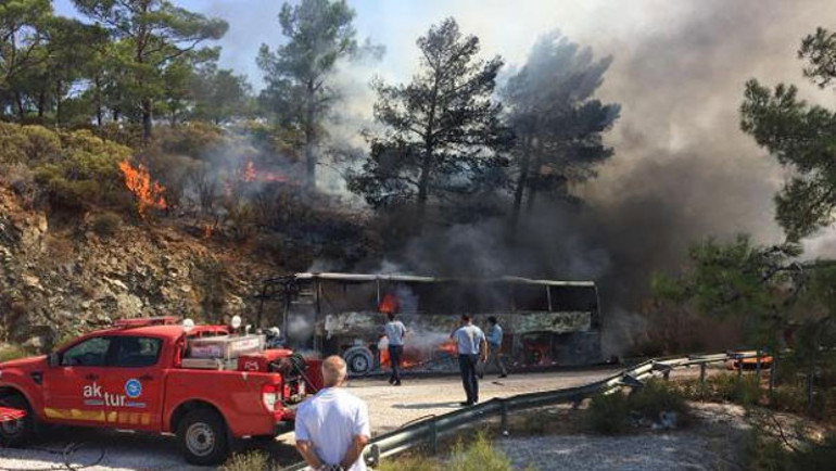 Otobüs yangını ormana sıçradı