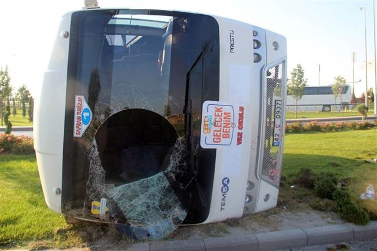 Konyada servis midibüsü devrildi, kurs öğretmenleri yaralandı